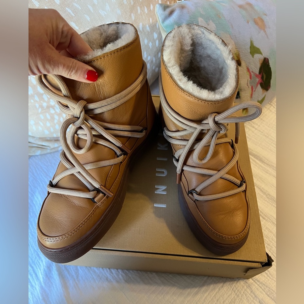 New in box Inuikii shearling boots leather with Sherpa size 40